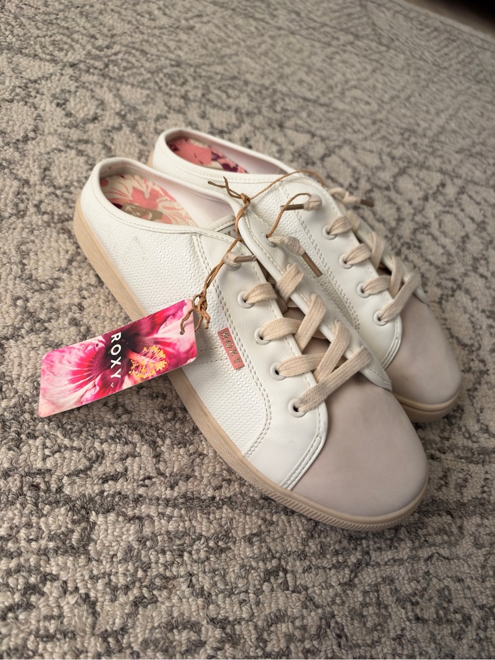 Womens White and Cream Low-Top Lace-Up Sneakers slip on size 11 NEW